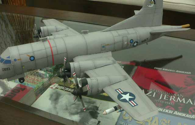 Самолет Lockheed P-3 Orion paper model