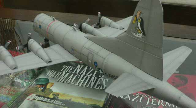 Самолет Lockheed P-3 Orion paper model