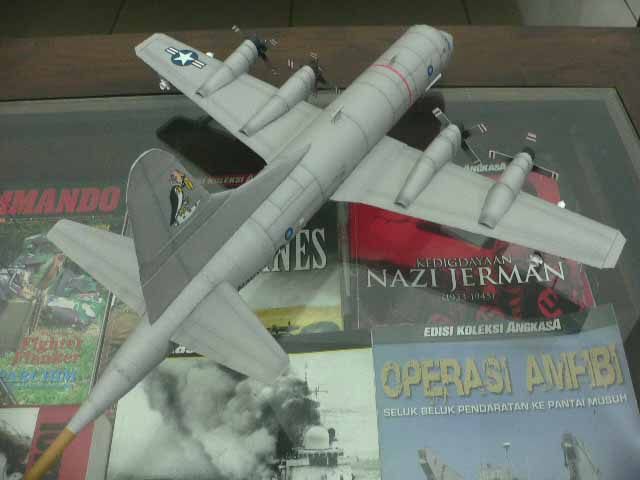Самолет Lockheed P-3 Orion paper model