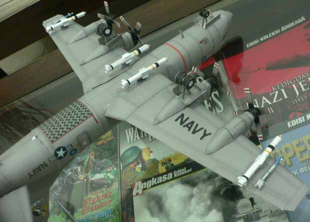Самолет Lockheed P-3 Orion paper model