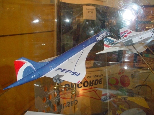 Сверхзвуковой пассажирский самолет Aerospatiale-BAC Concorde Pepsi. paper model