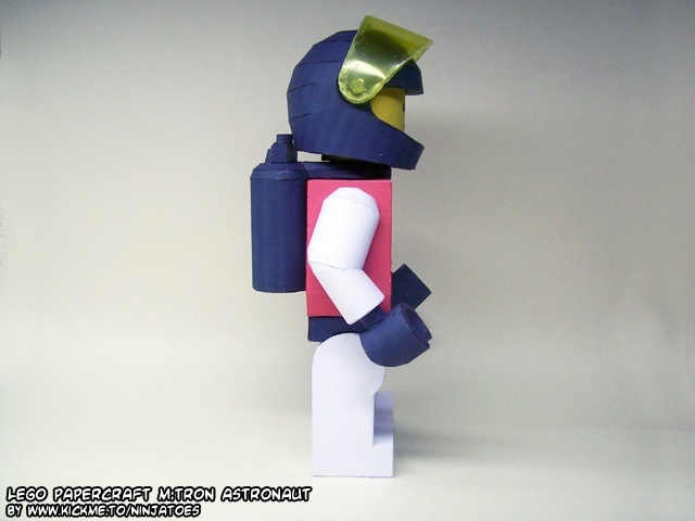 Астронавт М-трон (ЛЕГО) paper model