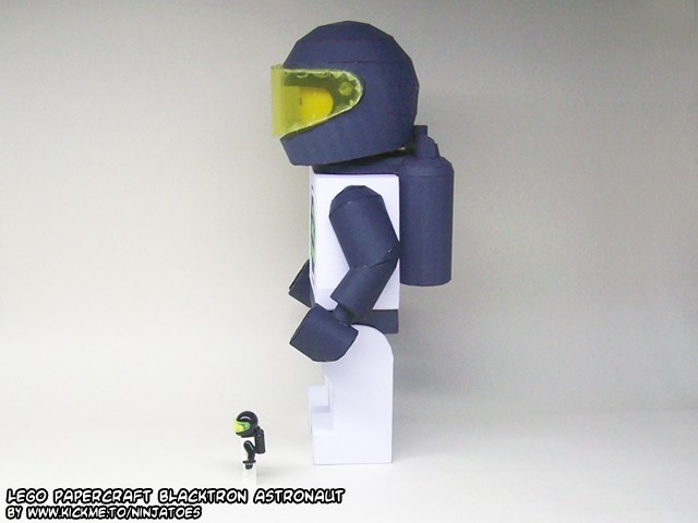 Астронавт Блэктрон (ЛЕГО) paper model