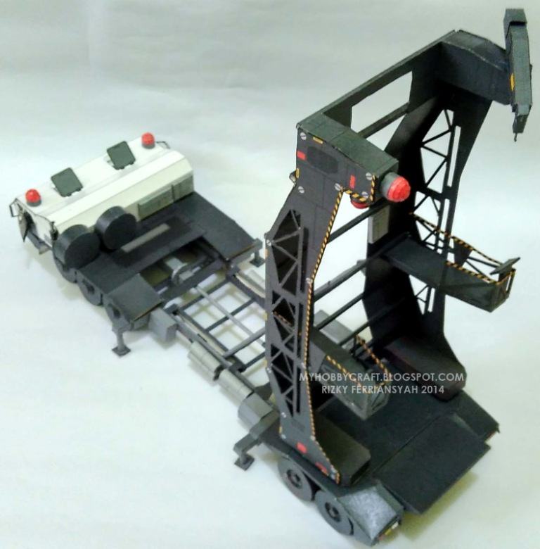 Тягач Type 99 Labor Carrier (Полиция будущего) paper model