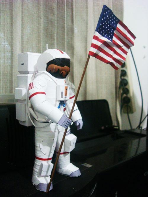 Космонавт paper model