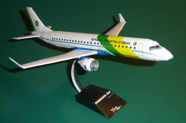 Самолет Embraer 190 paper model