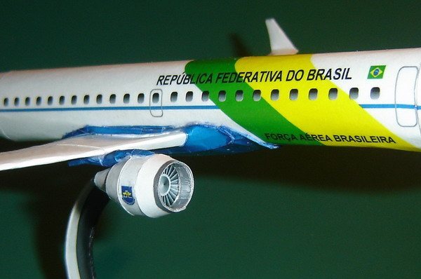 Самолет Embraer 190 paper model