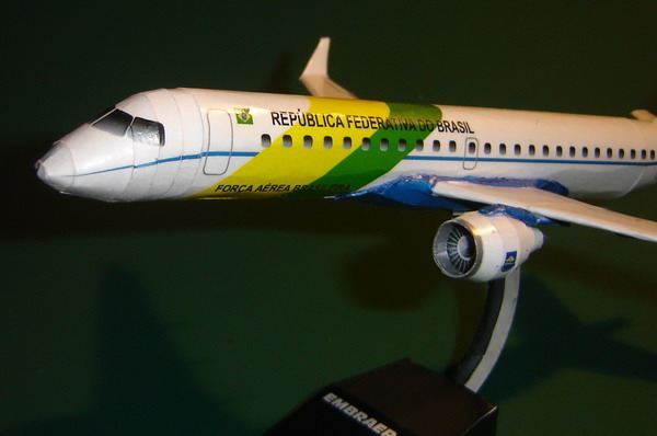 Самолет Embraer 190 paper model
