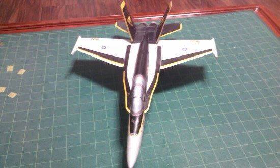 Истребитель McDonnell Douglas F/A-18C Орлы paper model