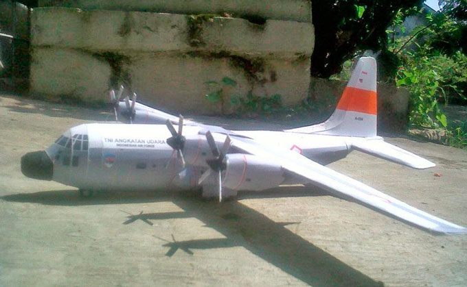 Самолет Lockheed C-130 Hercules paper model
