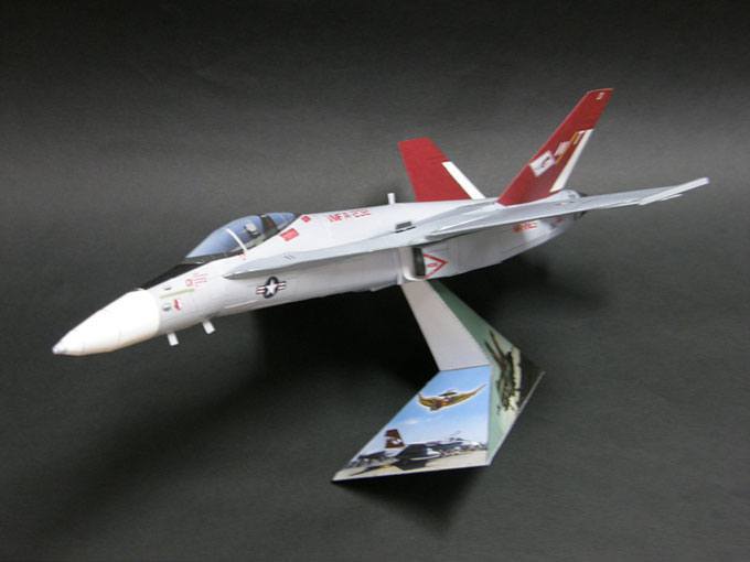 Истребитель McDonnell Douglas F/A-18 Красные дьяволы paper model