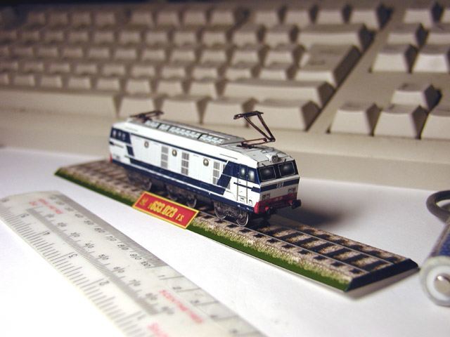 Локомотив E.633 paper model