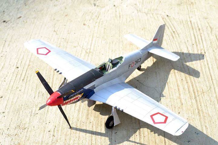Истребитель North American P-51 Mustang Красные хвосты