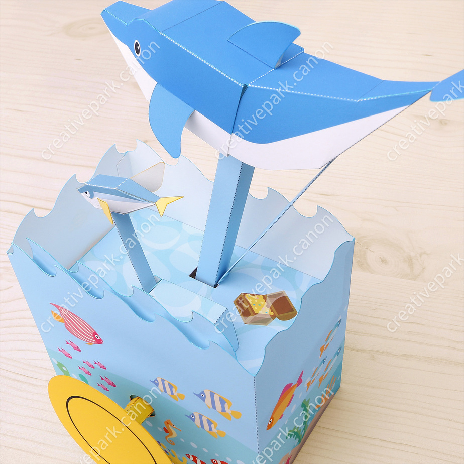 Погоня дельфина за летучими рыбами paper model