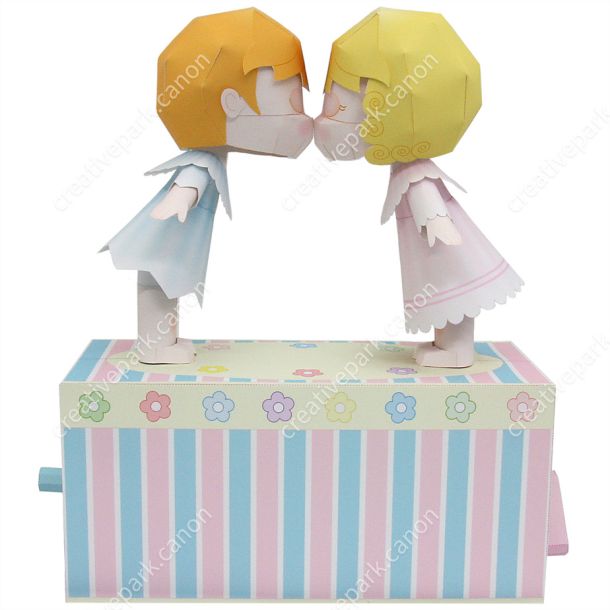 Целующиеся куклы paper model