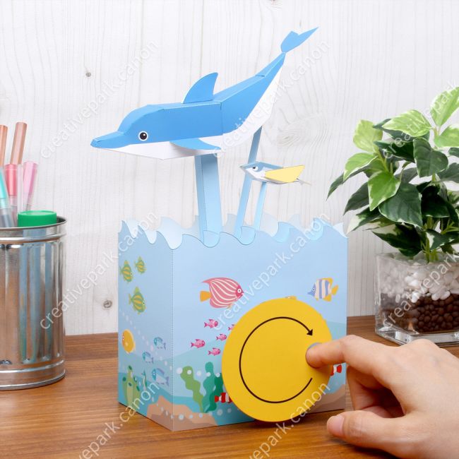 Погоня дельфина за летучими рыбами paper model