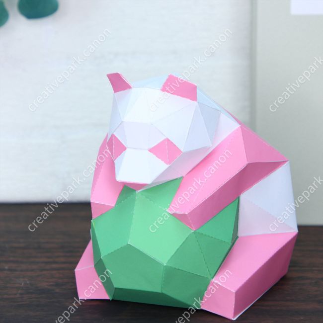 Полигональная панда (розовая) paper model