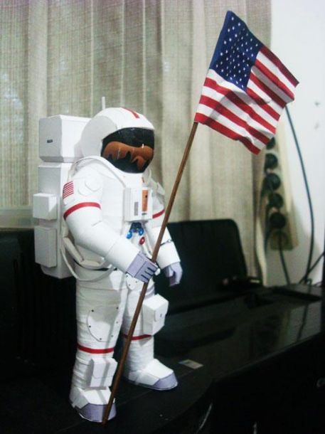 Космонавт paper model